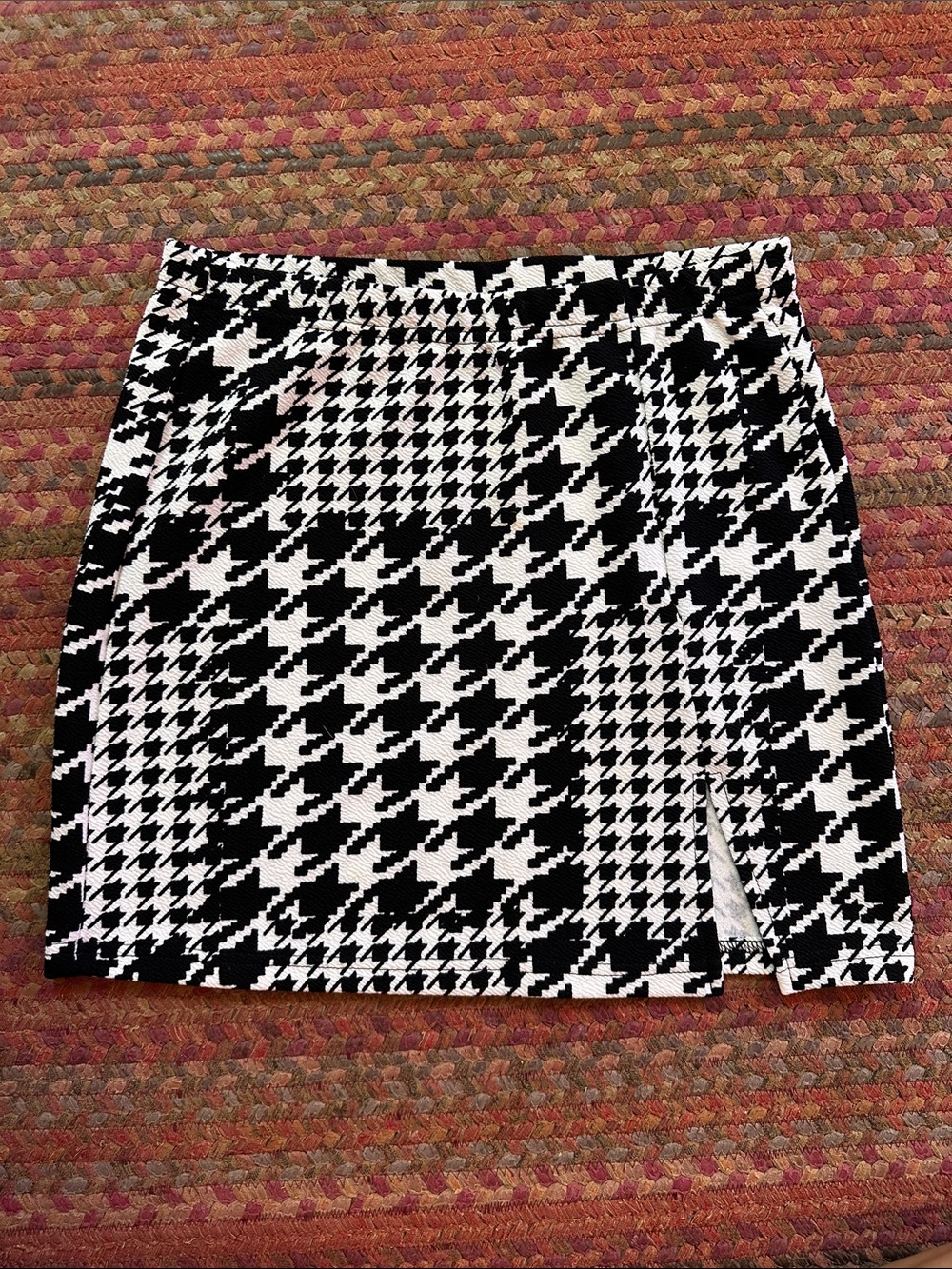 SHEIN Black & White Houndstooth Mini Skirt with Front Slit
